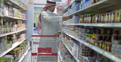 clip-14591-saudi-gulf-man-shopping-food-canning-section-inside-superma-thumbnail