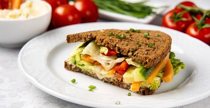 vegan-sandwich-with-hummus-and-vegetables