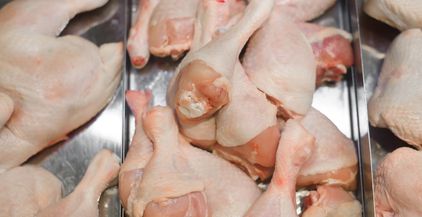 raw-chicken-legs-on-a-display-case-in-a-store-clo-2022-01-06-16-35-37-utc