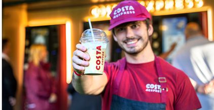 موظف بحد مقاهي Costa  يحمل مشروب الشركة