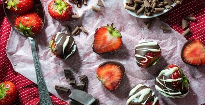طريقة عمل الفراولة بالشيكولاتة من مطبخ food today