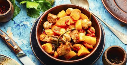 stew-with-meat-and-vegetablesقلقاس   (1)