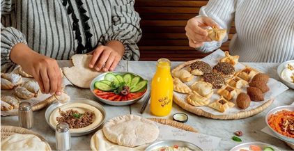 تناول الطعام في مطعم الفرن اللبناني