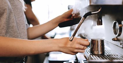 طريقة عمل القهوة المثلجة بالكراميل والقرفة