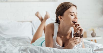 شوكولاتة - فتاة تأكل الشوكولاتة (4)