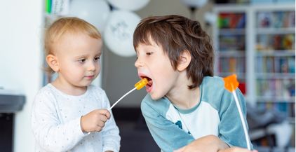 brothers-eating-sugar-سكر وحلوى