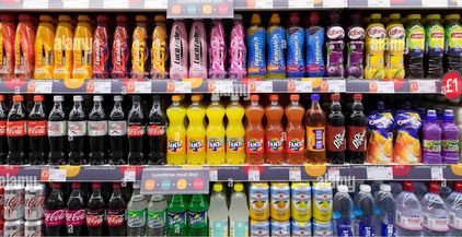 las-bebidas-gaseosas-en-la-pantalla-en-un-supermercado-ka193w