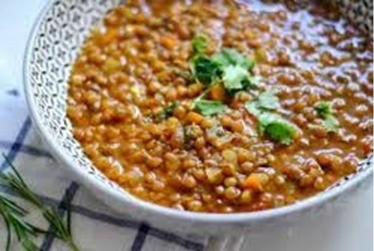 طريقة عمل العدس بجبة بطماطم...
