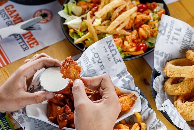 برج الأسد بيحب الأجنحة .. Buffalo Wing and Rings عامل عرض على